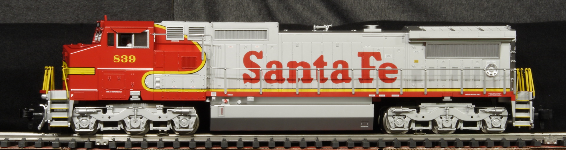 MTH Dash-8 (One Gauge) - Photos